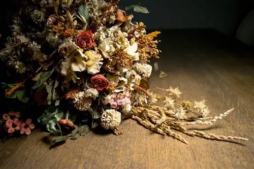 Сушка цветов лаком увеличивает их долговечность