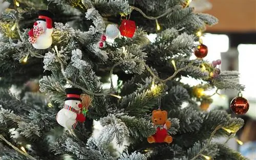 Есть много разных новогодних украшений