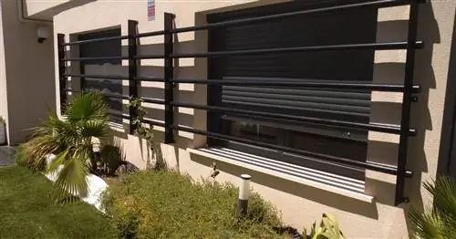 сад с окнами с решеткой