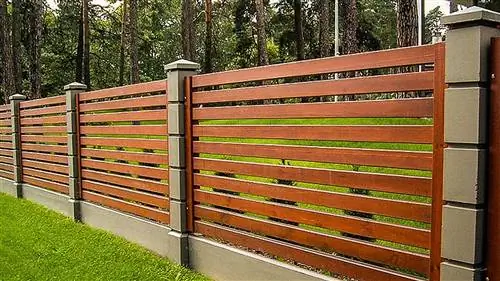 сад с деревянными решетками