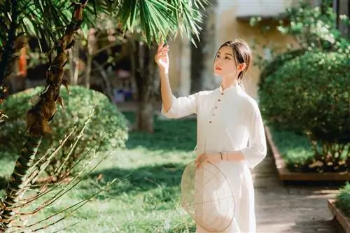 женщина наблюдает за садом деревьев