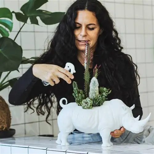 Палома Теппа, основатель «Plant the Future», с одним из предметов нового сотрудничества с Lladró