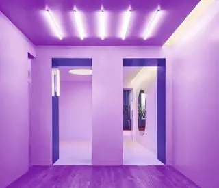Комната для йоги на цокольном этаже оснащена RGB-подсветкой для хромотерапии