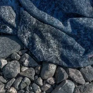 Произведения пытаются воссоздать ощущение сидения в лесу на замшелой земле на скале рядом с…