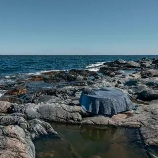 Некоторые из используемых тканей имеют серые тона с вкраплениями зеленых тонов, чтобы имитировать камни, покрытые…