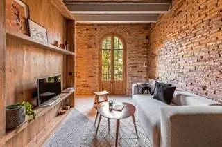 Эта старая квартира, сдаваемая в аренду, площадью всего 42 м², теперь выглядит полностью отремонтированной благодаря выполненным работам…
