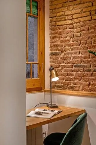 На другом конце, воспользовавшись уголком к окну, выходящему во внутренний дворик, небольшой…