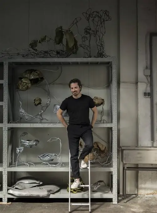 мужчина опирается на лестницу