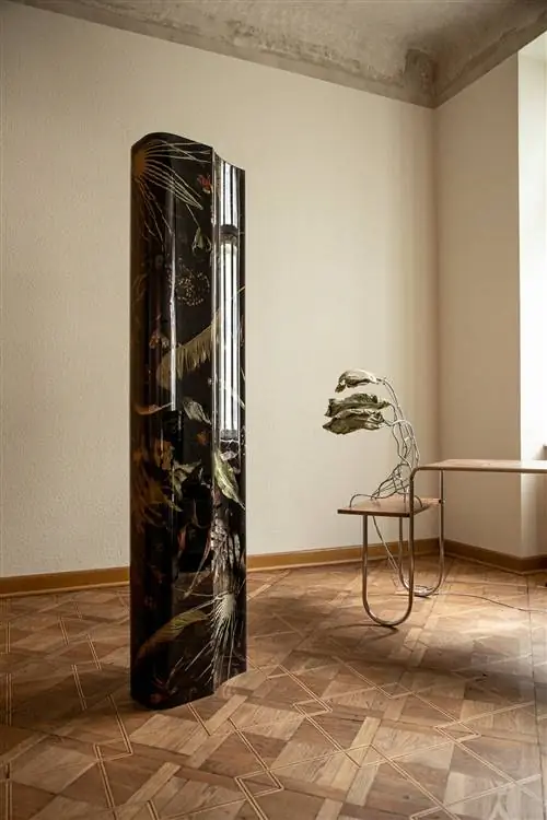 стол и скульптура из мраморной колонны