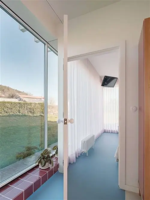Полупрозрачные шторы Kvadrat и голубой линолеум из ассортимента Forbo Marmoleum