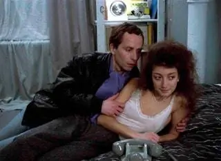 Угловатая красота Луизы а-ля Модильяни в фильме не только соблазняет ее бойфренда Рми, но и возбуждает…