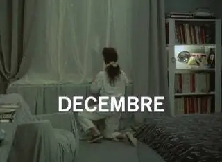 Наступает декабрь, когда Луиза украшает свою пьедестал такими особенными деталями, как эта драпировка…