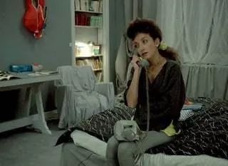 Луиза большую часть фильма проводит по телефону, разговаривая со своими друзьями и планируя их вечеринки