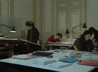 Персонаж, которого играет Паскаль Ожье, работает в студии декораций на площади Победы. Делиться…