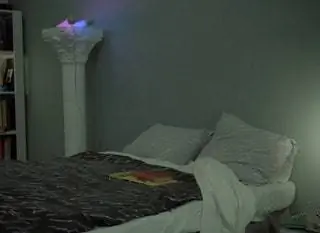 В piedàterre Луизы мы находим эту колонну в греческом стиле. Он решает покрасить его в белый цвет и превратить в…