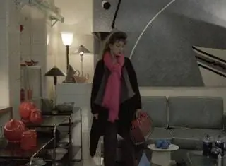 Луиза бродит по Парижу в поисках чайника для Рми. Здесь графические линии 80-х идеально сочетаются с…