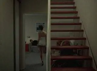 Углы квартиры Рми в MarnelaValle помогают Ромеру создать конфликт между парой. Лестница находится…