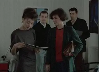 Работа Этторе Соттсасса - это постоянное эстетическое влияние в интерьерах фильма. В знак уважения к сценарию после…