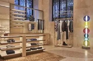 На пути к мужской коллекции readytowearnbsp, которая делит пространство с обувью, стеклянная лампа Totem Lumineux из…