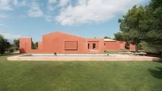 Isla Architects работали над каркасом дома, который был парализован, и превратили его в дом, сделанный…