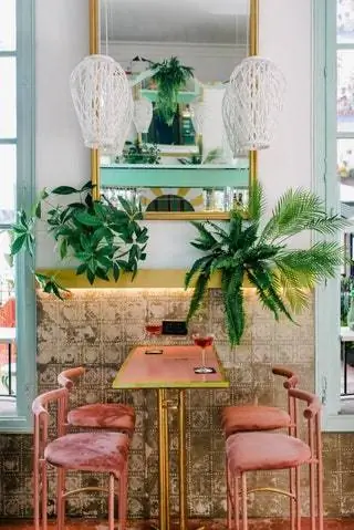 Стулья Flamingo переработаны и покрыты бархатными шторами. Столы были специально разработаны для…