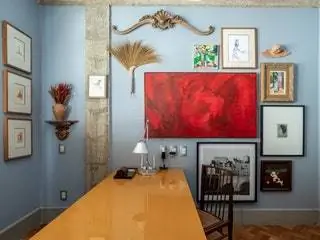 Памятные вещи и произведения искусства также висят в офисе