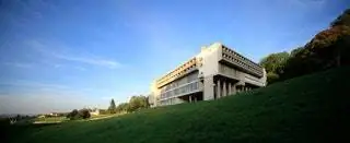 Структура здания сделана из железобетона, в котором Ле Корбюзье мастерски использует естественный свет и…
