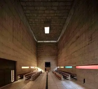 La Tourette - это зрелая работа архитектора, и с 1953 года его посещают художники, архитекторы и студенты…