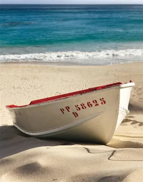 пляж с рыбацкой лодкой