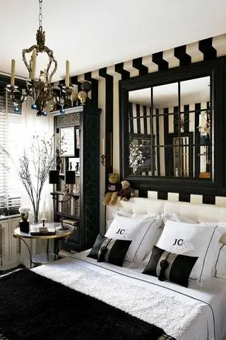 Спальня оклеена обоями в бело-черную полоску, а зеркальное окно расширяет пространство. Книжный магазин, нарисованный…