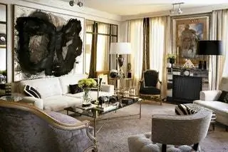 В гостиной диван Hitchcool от Хавьера Кастильи под картиной маслом Рамона Кане. Слева репродукция кресла Луиса…