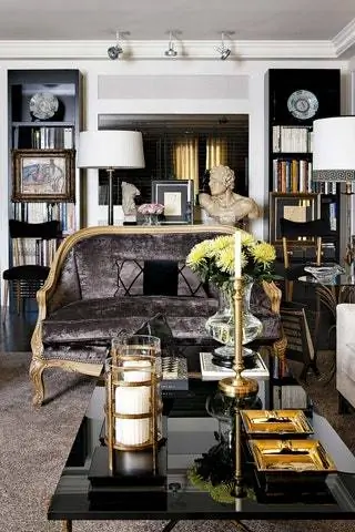 На заднем плане черный лакированный книжный шкаф, спроектированный Кастильей, на котором размещены две китайские тарелки XVIII века. К…