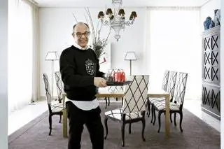 Декоратор Хавьер Кастилья в украшенном им доме на окраине Мадрида