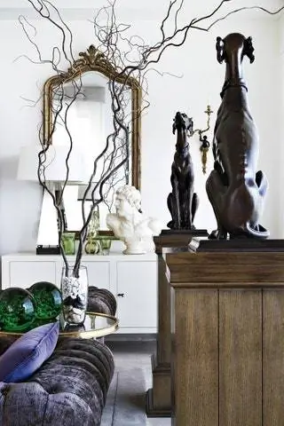 Бронзовые борзые от Anmoder на дубовых подставках и на заднем плане над сервантом castilla в виде пирамидального зеркального светильника…