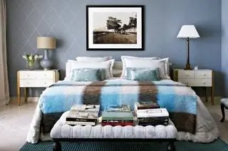 В главной спальне прикроватные тумбочки спроектированы Хавьером Кастилья, а также изголовье кровати, скамейка и лампа…