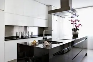 Дизайн кухни в черно-белых тонах от Versus Kitchen с духовкой и холодильником от Smeg. Осьминоги Мурано на прилавке…