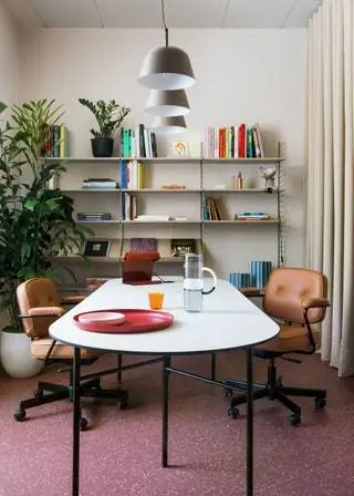 В офисе стол Mingle от Ferm Living с фанерной столешницей от Cubro Design. Настольная лампа Bureau de… В офисе стол Mingle от Ferm Living с фанерной столешницей от Cubro Design. Настольная лампа Bureau de…