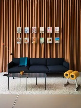 Зона для неформальных встреч с диваном Outline от Muuto с обивкой от Kvadrat и одеялом Color Block от Hella Jongerius для… Зона для неформальных встреч с диваном Outline от Muuto с обивкой от Kvadrat и одеялом Color Block от Hella Jongerius для…