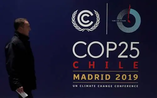 МАДРИД, ИСПАНИЯ, 29 НОЯБРЯ Мужчина проходит мимо плаката COP25 в преддверии саммита ООН по изменению климата COP25 из…