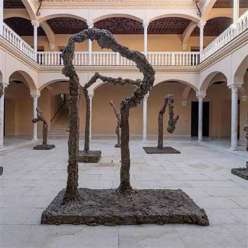 Семь бронзовых скульптур Микула Барсело будут занимать центральный внутренний двор Музея Пикассо Млага до сентября