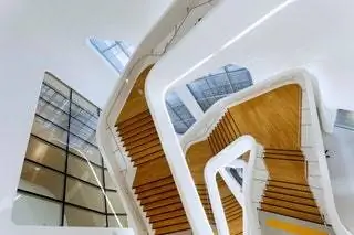 Лестница внутри Dongdaemun Design Plaza в Сеуле, спроектированная Захой Хадид, представляет собой головокружительную демонстрацию… Лестница внутри Dongdaemun Design Plaza в Сеуле, спроектированная Захой Хадид, представляет собой головокружительную демонстрацию…
