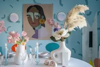 Скатерть, покрывающая стол, из белого льна, и вы можете найти ее в Zara Home. Это было самое яркое в дизайне…