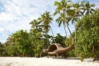 Хефер также является автором Manta Ray Treehouse, хижины, построенной из натуральных материалов и подвешенной в… Хефер также является автором Manta Ray Treehouse, хижины, построенной из натуральных материалов и подвешенной в…