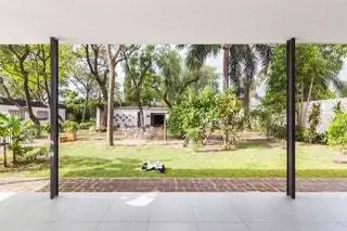 Кроме того, в open space включили двухместную комнату для гостей с интимной ванной комнатой, отделенной патио…