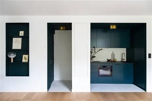 синяя кухонная дверь и ниша в стене