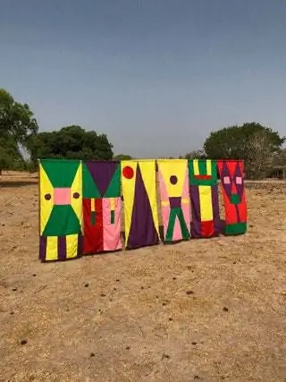 Стена дверей и возможностей 2019 Sinthian Senegal. Произведено во время одной из резиденций художника в Thread…