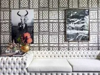 В гостиной диван Otto Гильерме Торреса для Nos Furniture, коллекция деревянных кукол Александра Жирара для Vitra и…