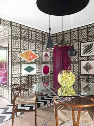 В обеденной зоне стулья Wishbone от Ханса Дж. Вегнера, стол DSW от Eames for Vitra и светильники из серии Beat от…