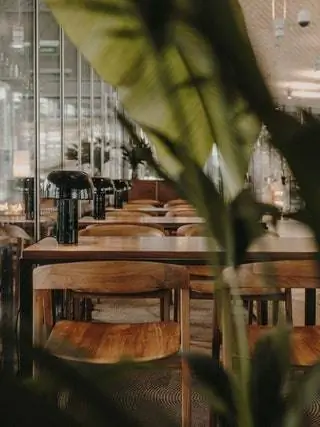Новый Caf Centro Botín, от завтрака до вечерних напитков, ждет местных жителей и посетителей в течение всего дня