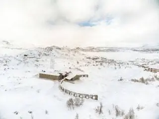 Снаружи отеля полностью заснежено
